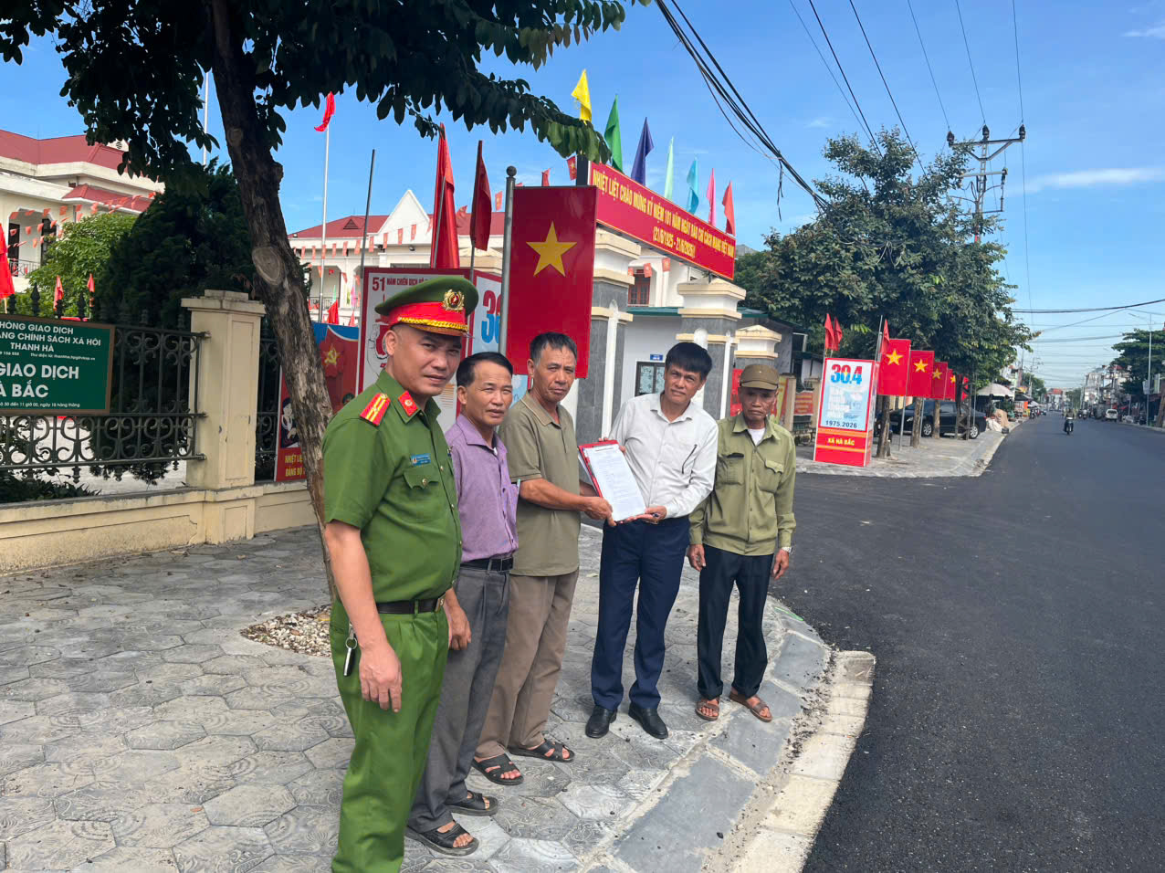 Xã Hà Bắc tiến hành bàn giao các tuyến đường đã đã ổn định về TTCC, TTĐT, TTĐH xây dựng diện mạo xã Hà Bắc văn minh